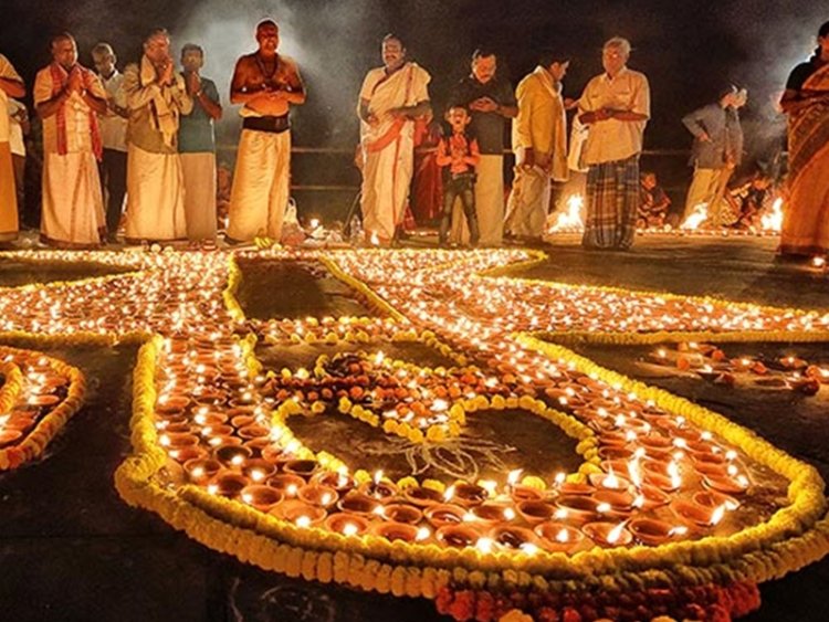 अयोध्या की दीपावली का रिकॉर्ड तोड़ते हुए काशी के देव दीपावली में जले १५ लाख दिए ८४ घाट हुए जगमग