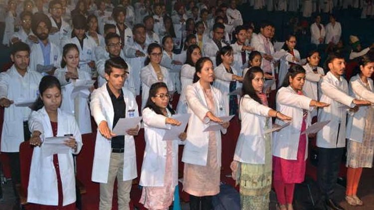 देश में पहली बार MBBS छात्रों ने ली ‘महर्षि चरक शपथ’, तमिलनाडु सरकार नाराज़, डीन को हटाया