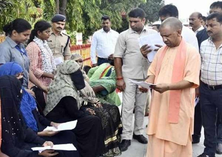 मुख्यमंत्री योगी का लगा विजयदशमी में जनता दरबार,  जनता की शिकायतों पर लिया एक्शन