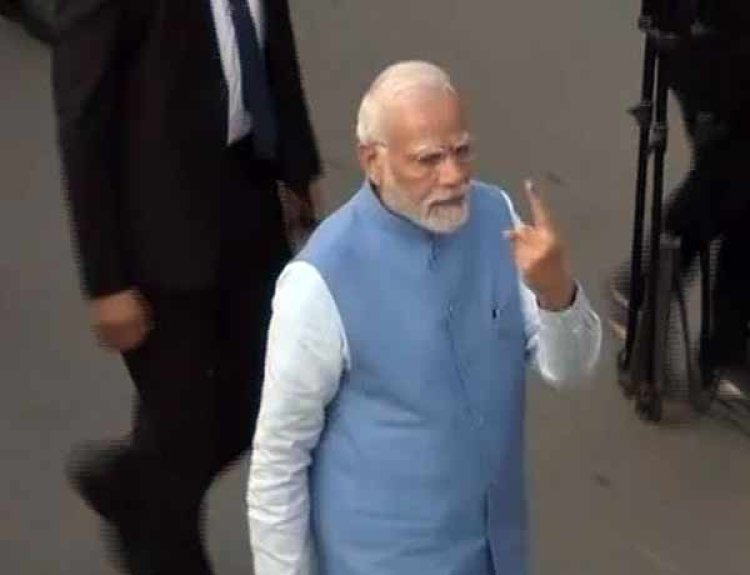 PM मोदी ने अहमदाबाद में लाइन में लगकर डाला वोट, लोगों से की भारी संख्या में वोट डालने की अपील